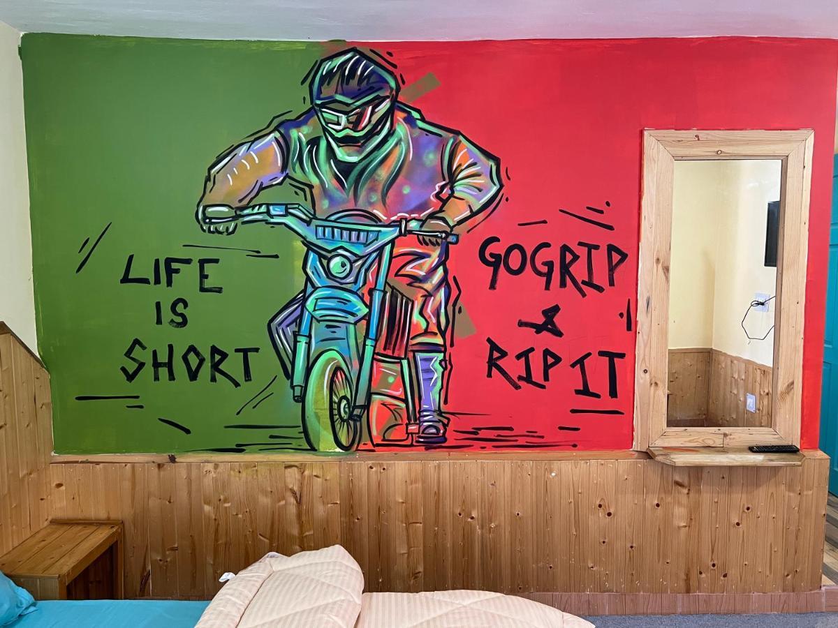 The Vagabond Manali Hostel Exterior photo